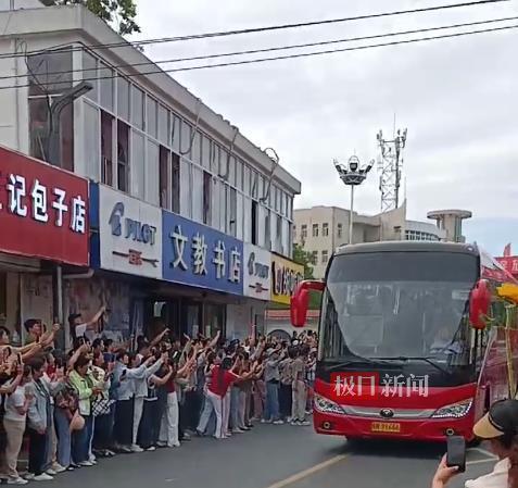 名场面再现！毛坦厂中学送考头车号码“91666”寓意“就要录录录”，头车司机姓马属马寓意“马到成功”