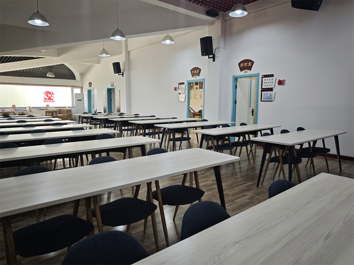 自习室人多时，三楼摆满桌椅的会议室也可以做自习之用。