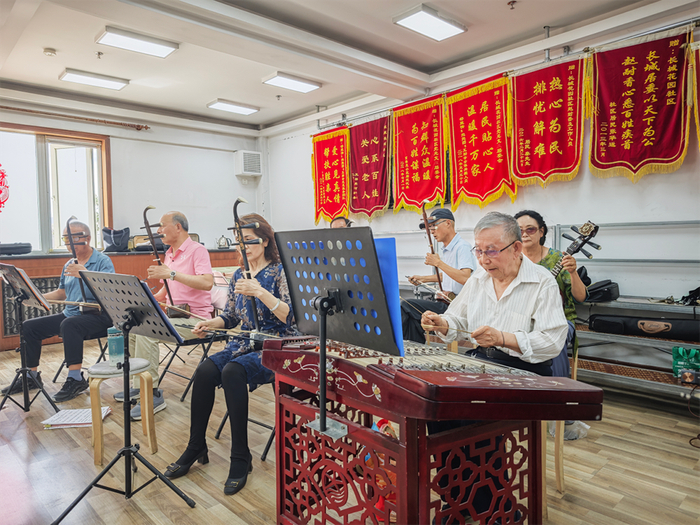 6月3日下午，长城花园社区民乐队在社区活动室内排练。