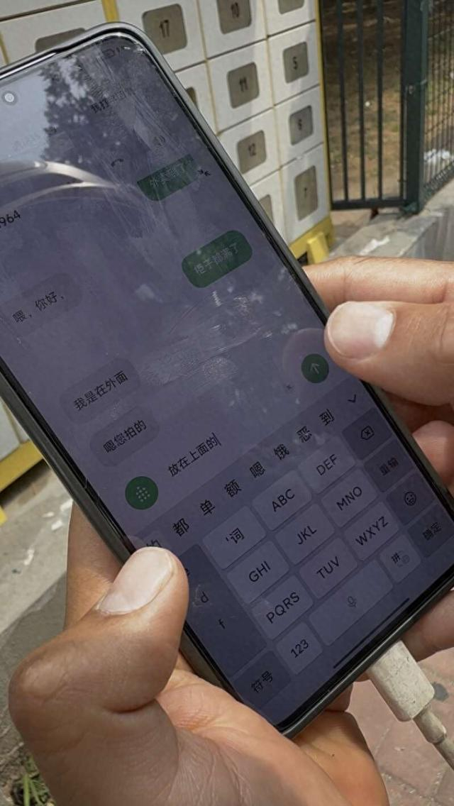 听障骑手杨帆正在利用通话转文字功能与顾客沟通。中青报·中青网记者 贾骥业/摄
