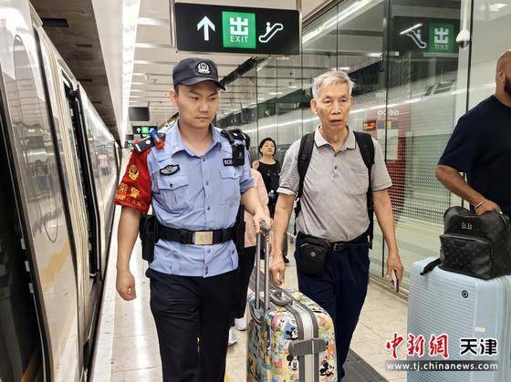 图为乘警支队民警在站台上帮助旅客上车。（北京铁路公安局天津公安处供图）