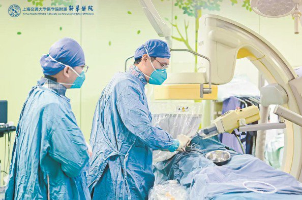             RB患儿在接受眼动脉化疗中          