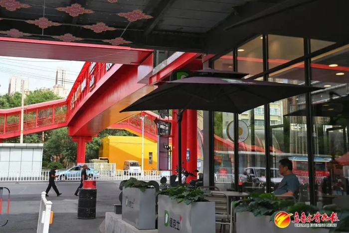 摩界969文旅公园充满时尚气息的艺术氛围让这里成为市民和游客休闲娱乐的网红打卡地。（6月4日摄） 