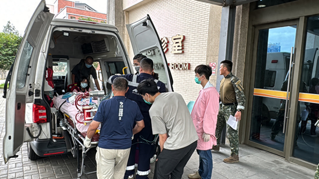 台陆军“航空特战指挥部”金门两栖侦察营一名陈姓士兵5日疑似在热身时不明原因溺水，被送往医院。图源：台湾中时新闻网