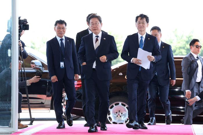 当地时间2025年6月4日,韩国首尔,韩国新总统李在明在结束宣誓就职后抵达总统办公室。图源ic