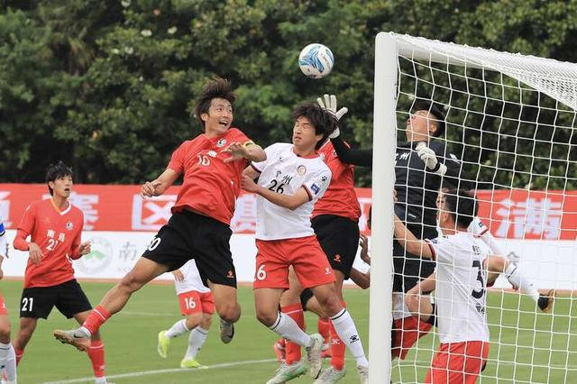 5月24日，南通队对阵常州队，10号球员李贤成禁区争抢。受访者供图