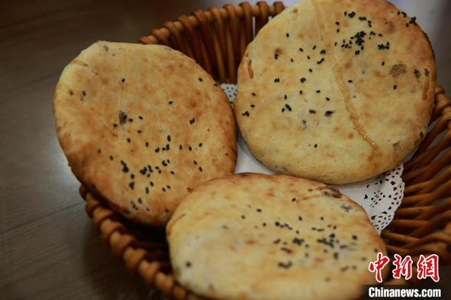 2025年5月，浙江缙云，刚出炉的缙云烧饼。 孙杨洋 摄