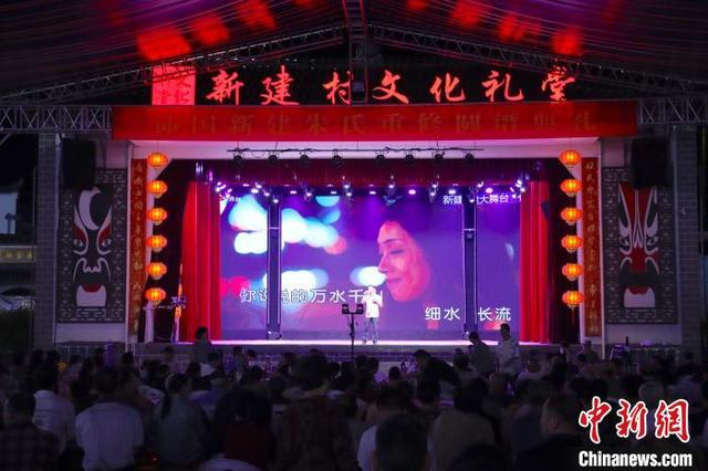 2025年5月，浙江缙云新建村，村民们观看“村麦”比赛。 周健 摄