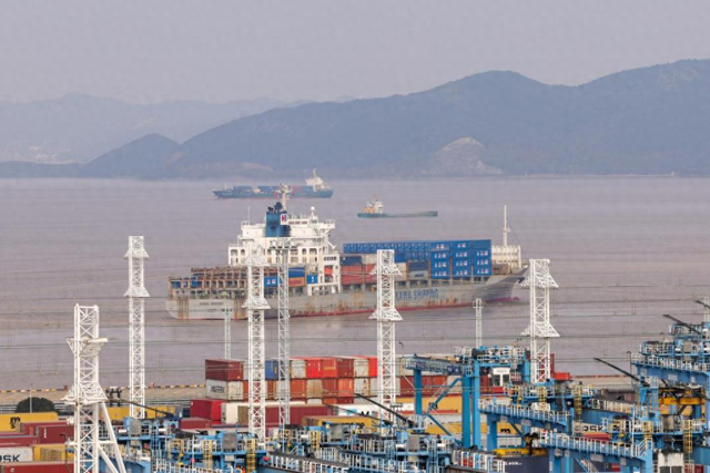 执行“中欧快航”航线首航的“嘉华宁波”轮启航驶离宁波舟山港穿山港区（2024年12月30日摄）。新华社记者 江汉 摄