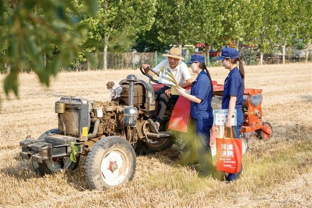 5月26日，在睢县凤城街道金庄村一处农田内，睢县消防救援大队消防宣传员正在为农机手讲解消防安全知识。 徐泽源 摄