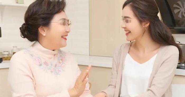 大妈退休金3万2吃樱桃被女儿质问“你配吗”，断供后，他们傻眼了