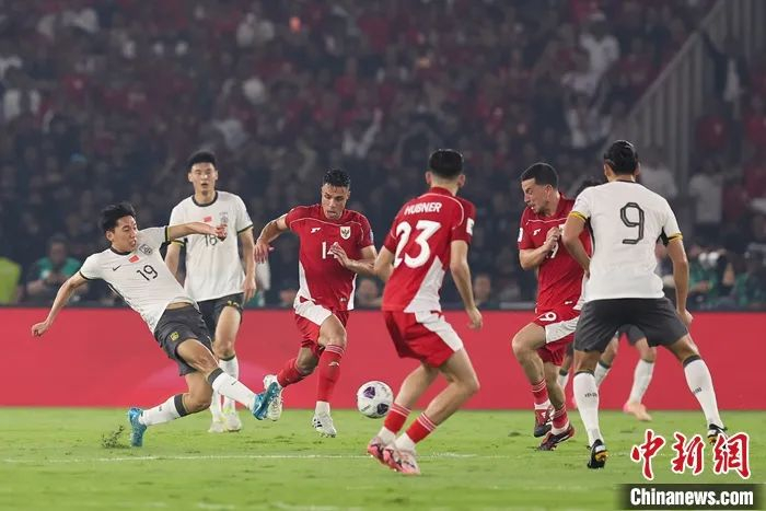 双方球员在比赛中。图片来源：视觉中国