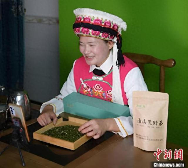 张静正在直播卖春茶。杨顺丕 摄