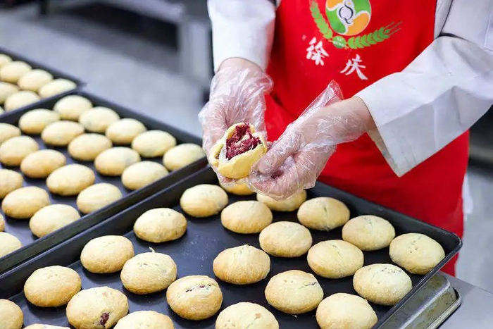 刚烤制出炉的鲜花饼。安宁市融媒体中心供图