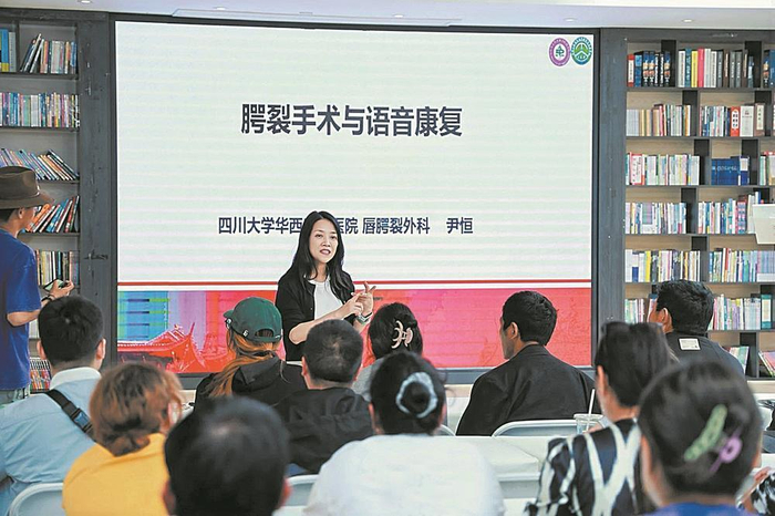     语音康复夏令营活动现场。