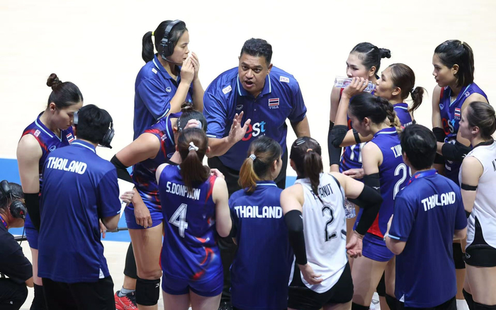 2025世界女排联赛（中国北京站）在国家体育馆进行，泰国女排主教练加提蓬在给队员布置战术。新京报记者 王飞 摄