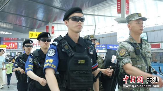 图为特警支队民警与地方武警联合开展巡逻巡视。（北京铁路公安局天津公安处供图）