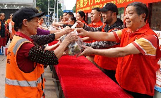 郴州北湖区兴隆步行街商户志愿者为环卫工人送上免费爱心早餐。（资料图） 北湖外宣供图