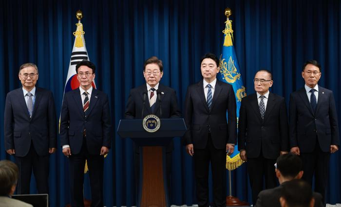 当地时间2025年6月4日,韩国首尔,韩国新任总统李在明在总统办公室宣布了国务总理和总统秘书室长人选等新政府的人事安排。图源ic