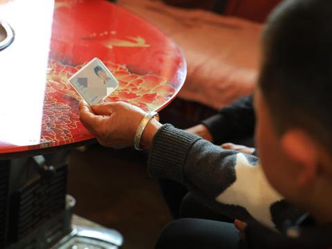 8 个月大妈妈跑了，3 岁时爸爸患癌去世，七旬奶奶成男童唯一亲人