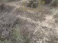 乌军无人机拍摄到两名俄军士兵在阵地上打架