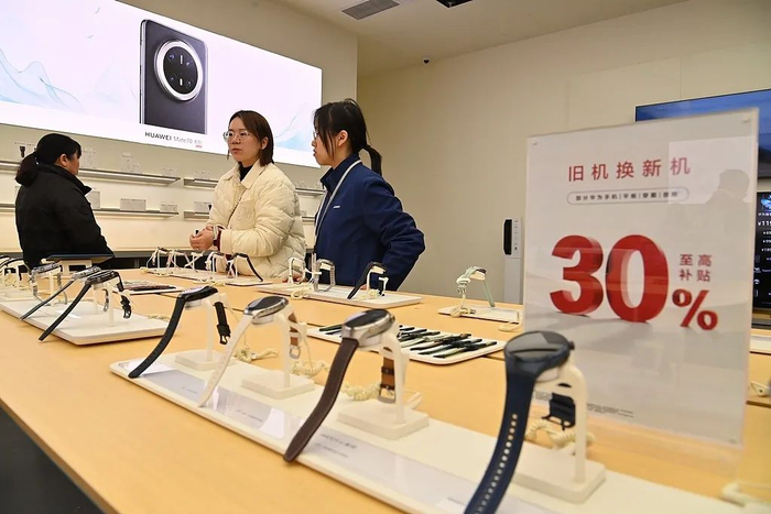 2025年3月29日，重庆市沙坪坝区的融创茂商场，市民在选购智能手表。视觉中国 资料图