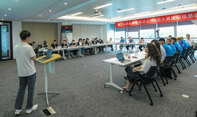 图为在蓝骑士恳谈会上，饿了么公开路线规划算法。