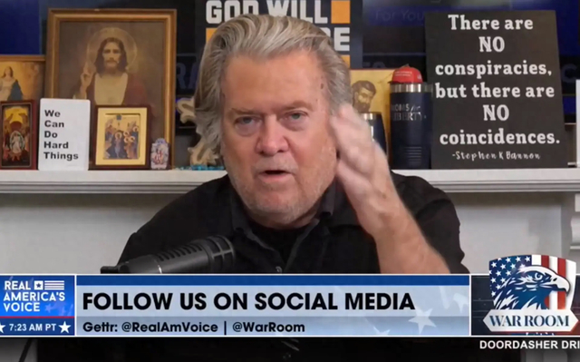 班农在播客中呼吁“立即驱逐”马斯克 节目截图 