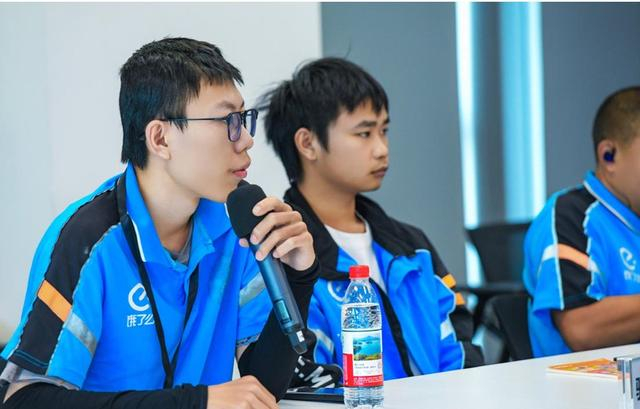图为蓝骑士在恳谈会上就关注问题积极互动。