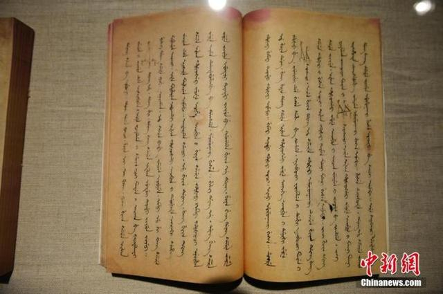 2017年12月19日，满文《几何原本》在内蒙古呼和浩特展出。书中红色字迹为康熙学习时做的“笔记”。 中新社记者 刘文华 摄