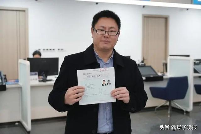 资料图：张立齐手持定居证。受访者供图