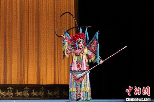 尹春媛在舞台上表演《巾帼雄风》。陈宛婷 摄