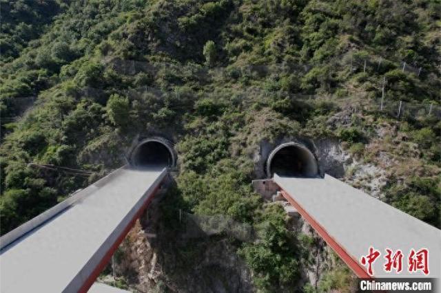 图为6日贯通的泸石高速紫和1号隧道。蜀道集团 供图