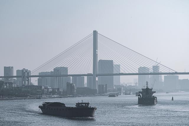黄浦江上的航运。视觉中国 图