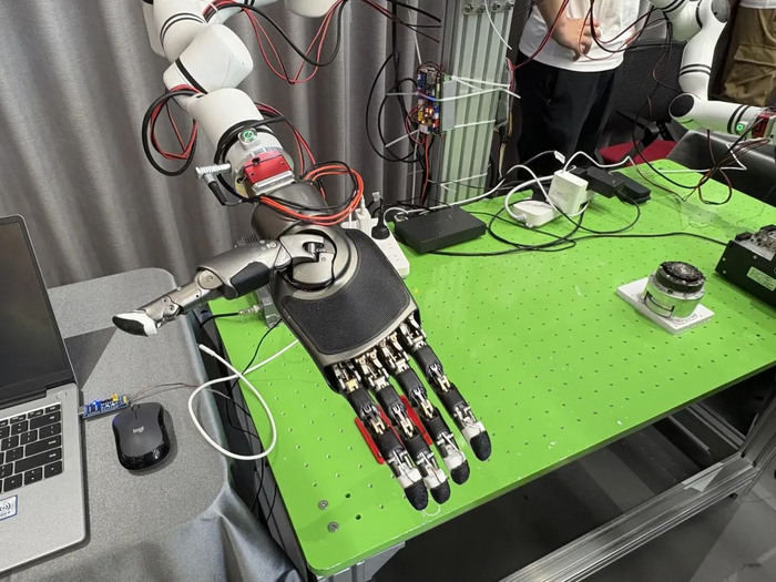 ▲在机器人灵巧手上的电子皮肤。图片来源：第一财经记者乔心怡/摄