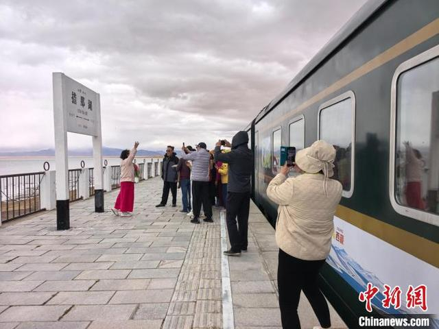 2025年6月1日，青海西宁直达西藏林芝旅游专列抵达措那湖，游客们“打卡”拍照。 尤东方 摄
