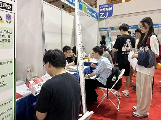招聘会现场。中青报·中青网记者魏其濛/摄