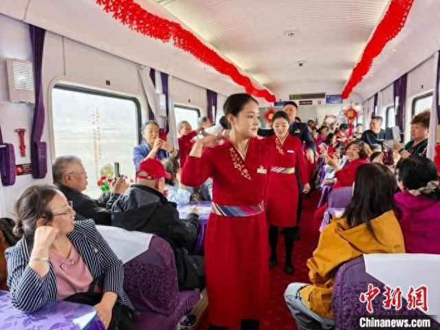 2025年6月1日，青海西宁直达西藏林芝旅游专列车厢内，铁路工作人员表演歌舞节目。 尤东方 摄