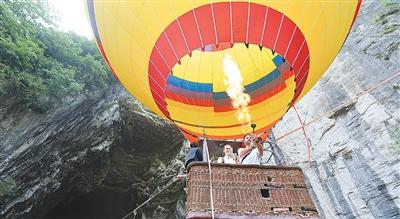 驻华外交官体验团在利川腾龙洞景区乘坐热气球。卢 旭摄