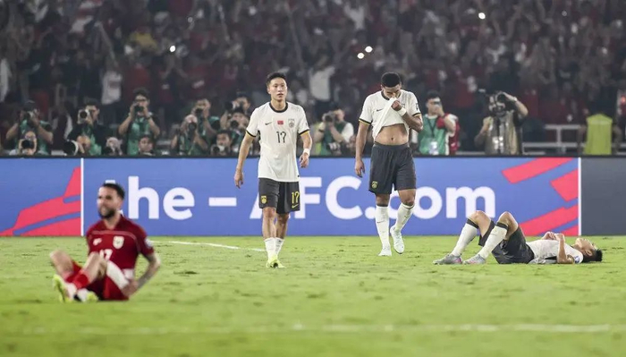 中国队球员杨泽翔（左二）和队友蒋光太（右二）在比赛后。新华社记者 贾浩成 摄