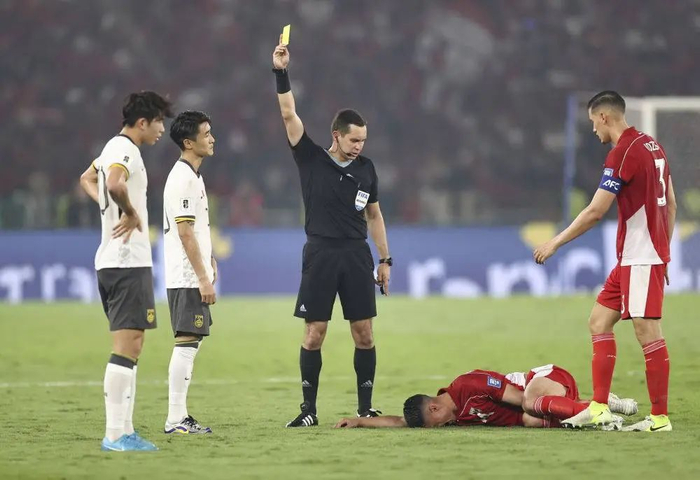 中国队球员韦世豪（左二）被主裁判出示黄牌。新华社记者 贾浩成 摄