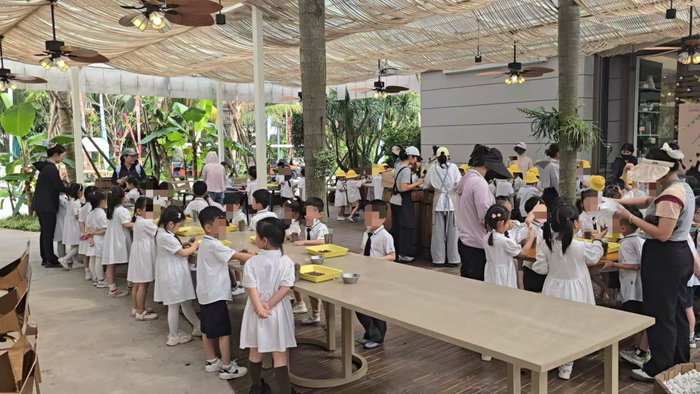 （研学团在巧克力小镇可可工坊制作巧克力 受访者供图）