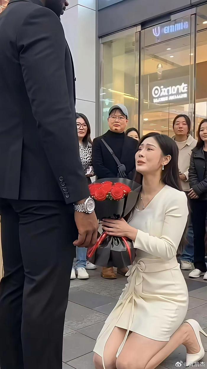 真爱无国界~~太感人了，周边的人都没有笑容！
