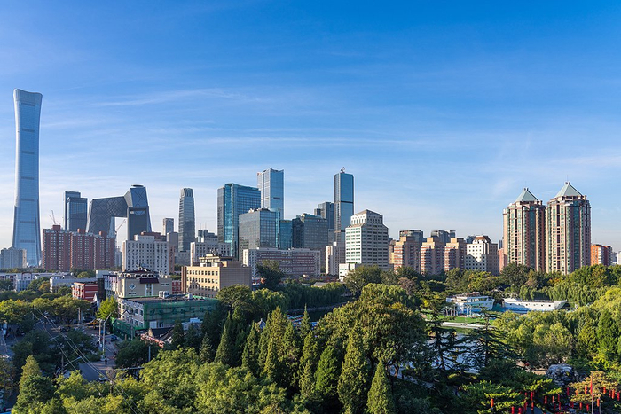 蓝天白云下的北京CBD风光。本文图片 视觉中国 资料图