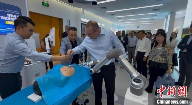 6月6日，外国驻港领团和商界参访团参观位于横琴粤澳深度合作区的真健康医疗科技有限公司。中新社记者 戴小橦 摄