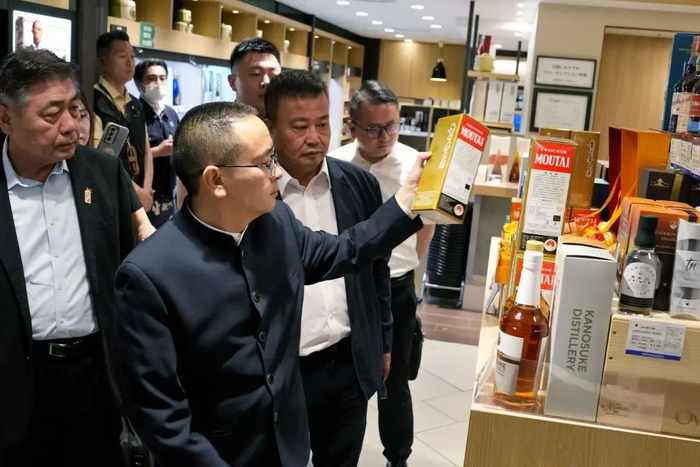 张德芹一行在终端调研