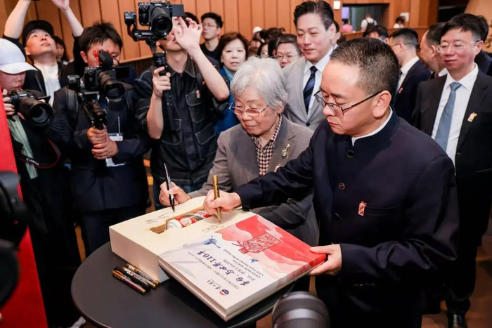 张德芹与松崎君代共同在世博会中国馆“茅台主题日”特别纪念簿上签名