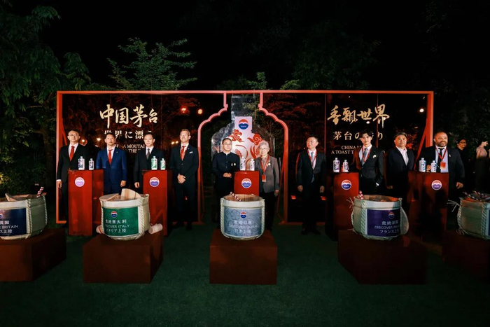 贵州茅台酒（走进系列）新品发布采用日本传统的