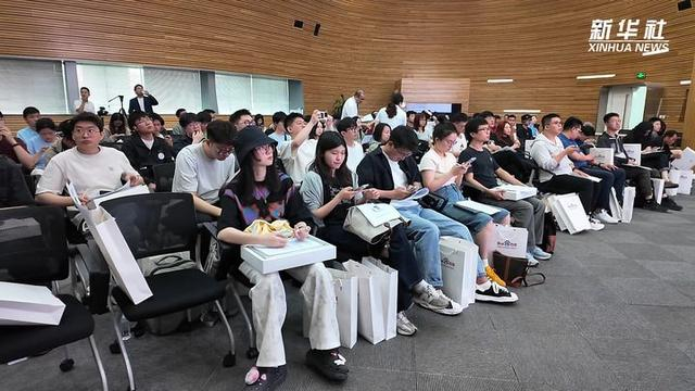 5月28日上午，一批新员工正在百度大厦集中参加入职培训。新华社记者 夏子麟 摄