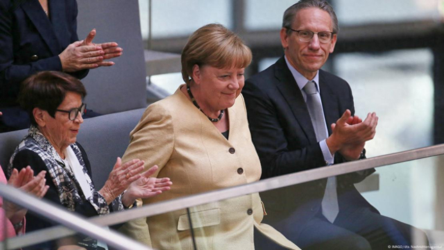 5月6日的联邦总理选举，默克尔也出现在联邦议院贵宾席上。她依然是默茨的政治“克星”？ 图源：德媒 